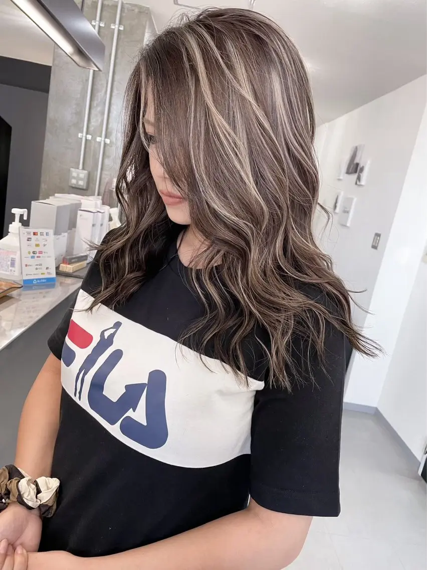 ロング カラー ベージュカラー ブリーチ ハイライトカラー ハイライト 荒金 大翔のヘアスタイル