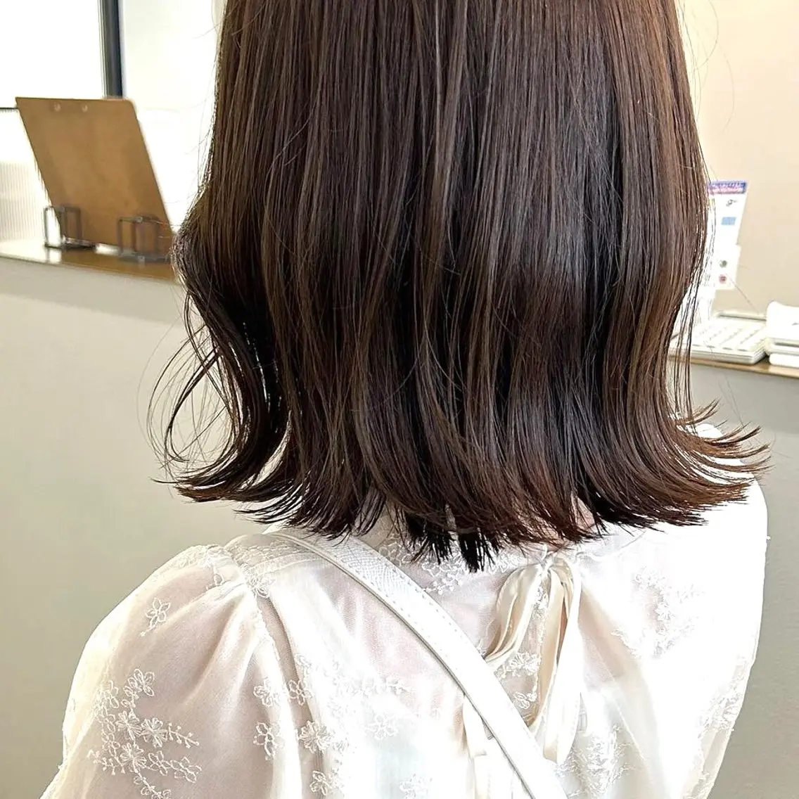 ミディアム カラー くびれヘア カット オリーブベージュ/ ブリーチなし透明感のヘアスタイル