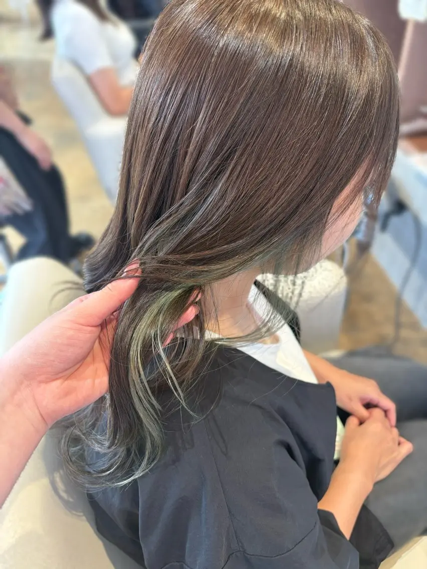 セミロング カラー デザインカラー カット ヘアカラー 秋吉 結愛のヘアスタイル