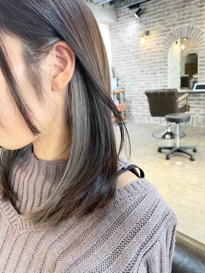 ミディアム カラー ベージュカラー ブリーチ イヤリングカラー インナーカラー シルバー 艶カラー/インナー /グラデ/大西小百合のヘアスタイル