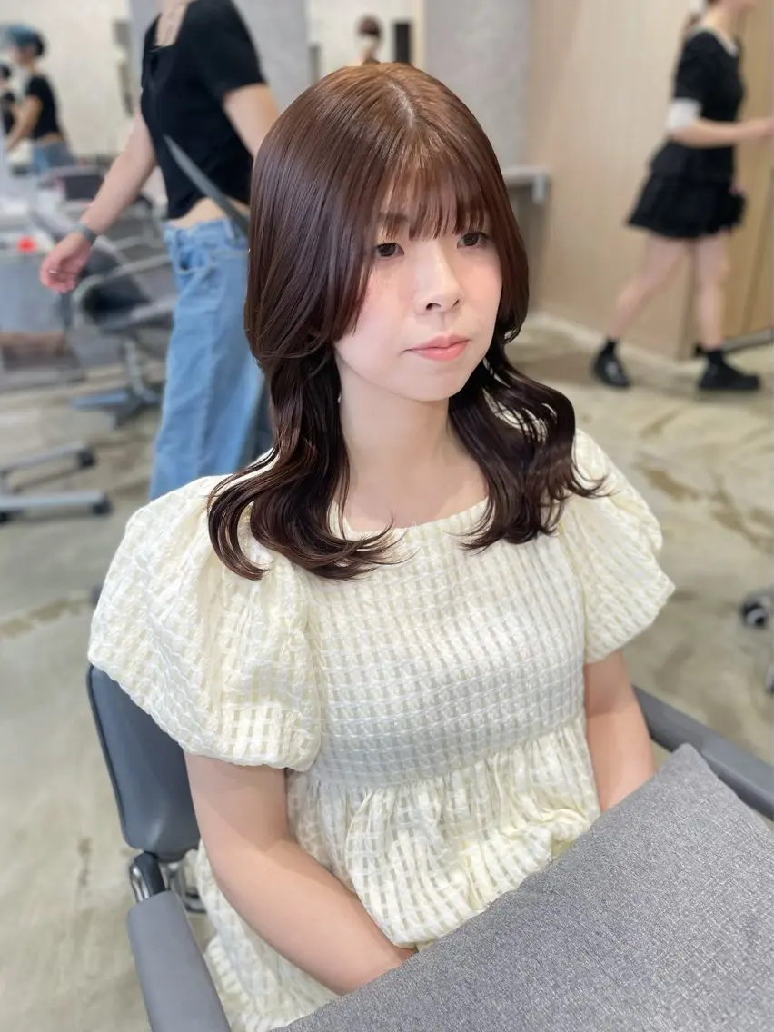 ミディアム ミディアムレイヤー ラベンダーブラウン ピンクラベンダー レイヤーカット カット ヘアカラー トリートメント erina🪐新宿/ 艶カラー/レイヤーのヘアスタイル