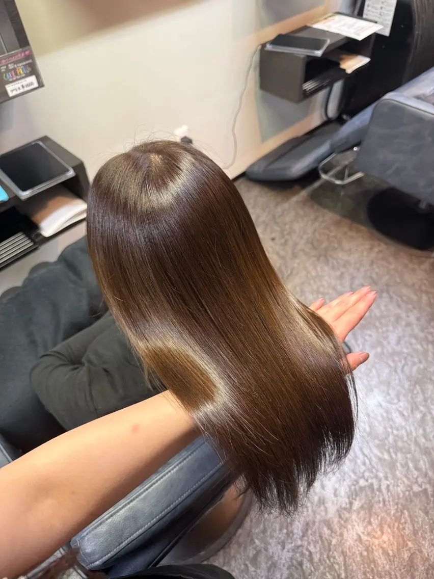 ミディアム アッシュ 奴賀 詩のヘアスタイル