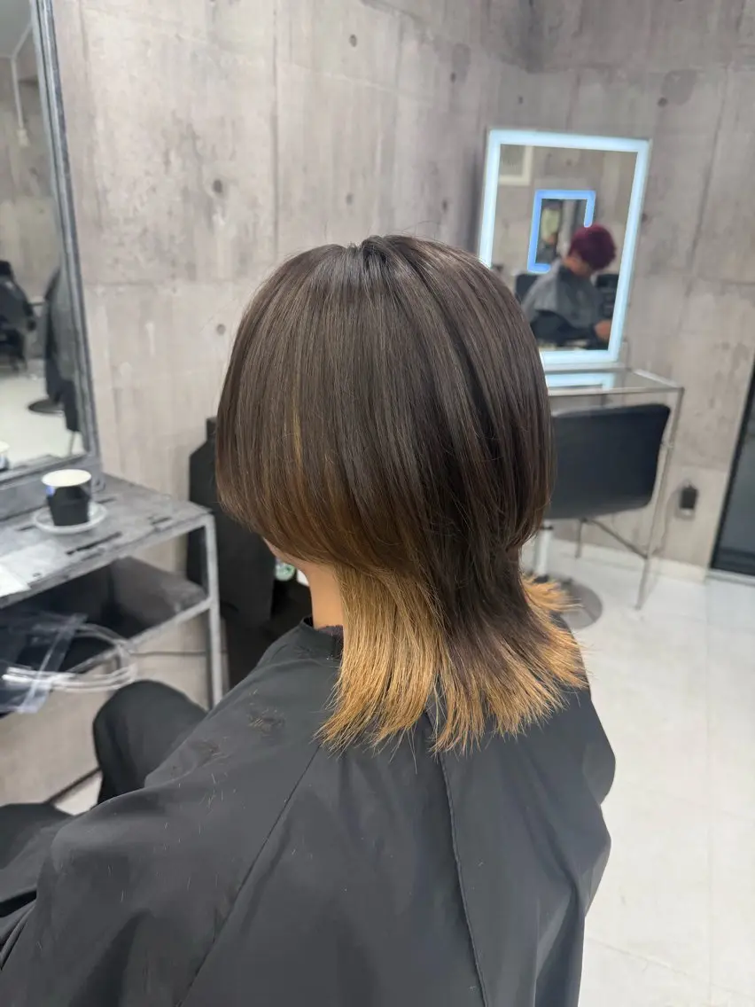 ミディアム カラー メンズ ベージュカラー ミルクティーベージュ ヘアカラー トリートメント ☁️かずき☁️青.紫 推し活カラー🌈のヘアスタイル