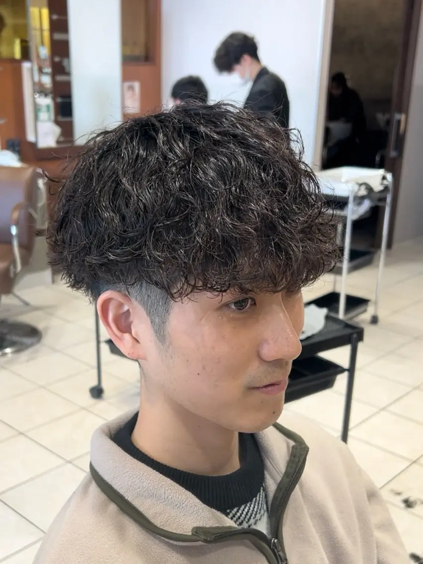 ミディアム パーマ メンズ ミディアムパーマ メンズパーマ 波巻きパーマ 福井 太暉のヘアスタイル