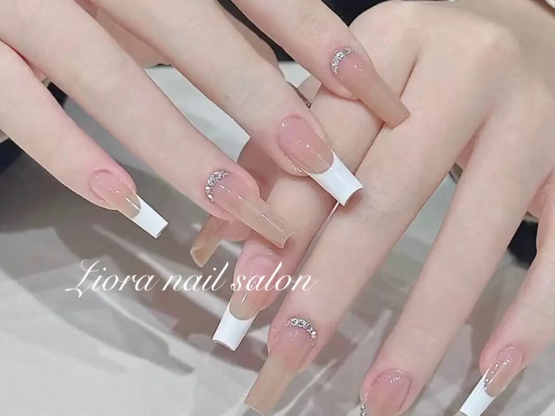ネイル フレンチネイル ジェルネイル ガーリー グラデーション キラキラネイル ハンドネイル JUN Lioraネイルのネイルデザイン