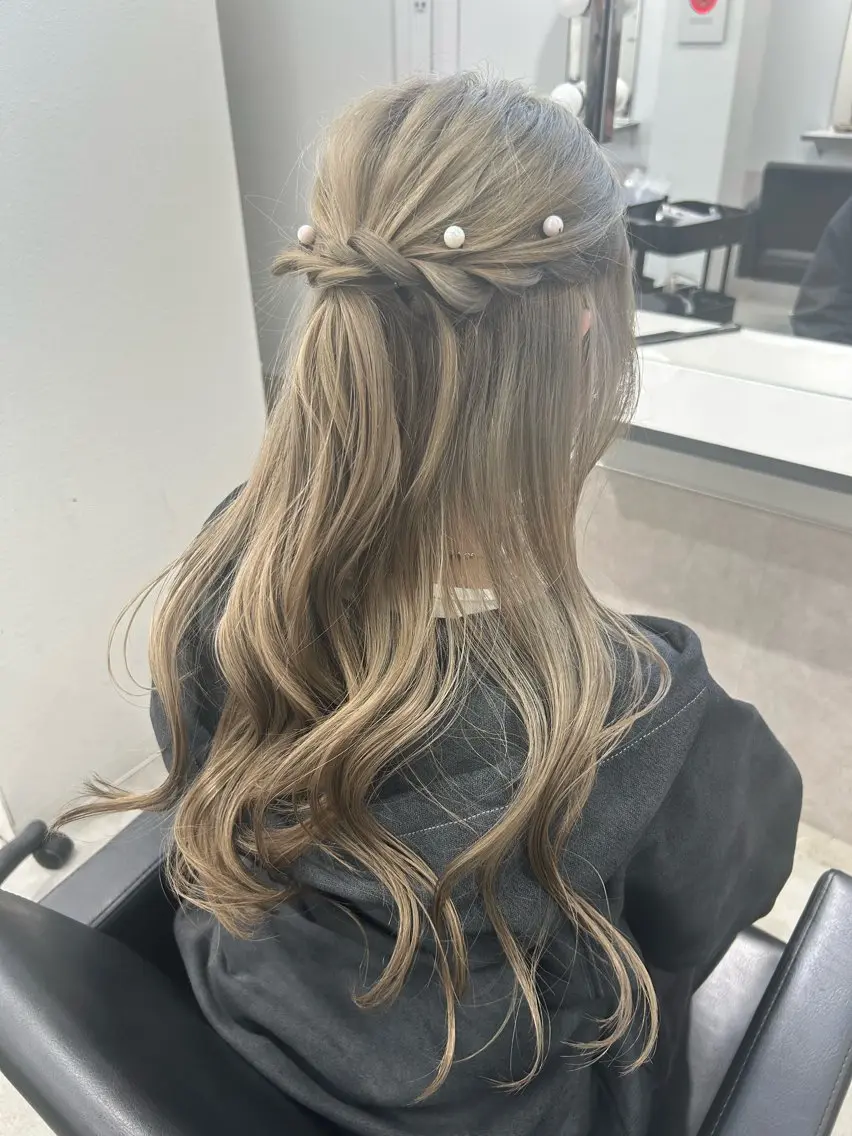 ヘアアレンジ ハーフアップ ハイトーン ayane💖のヘアスタイル