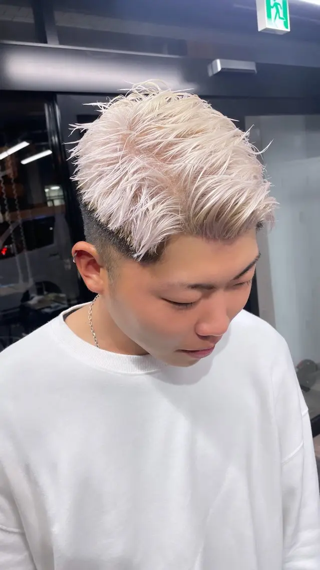 ショート カラー メンズ メンズハイトーン ハイトーンカラー ショートヘア ヘアカラー 🩵ハイトーン/ レイヤーYUZU🩵のヘアスタイル