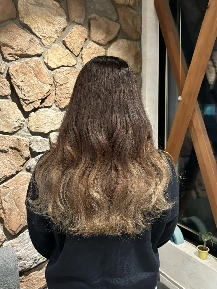 ロング ヘアカラー 小玉 唯依のヘアスタイル