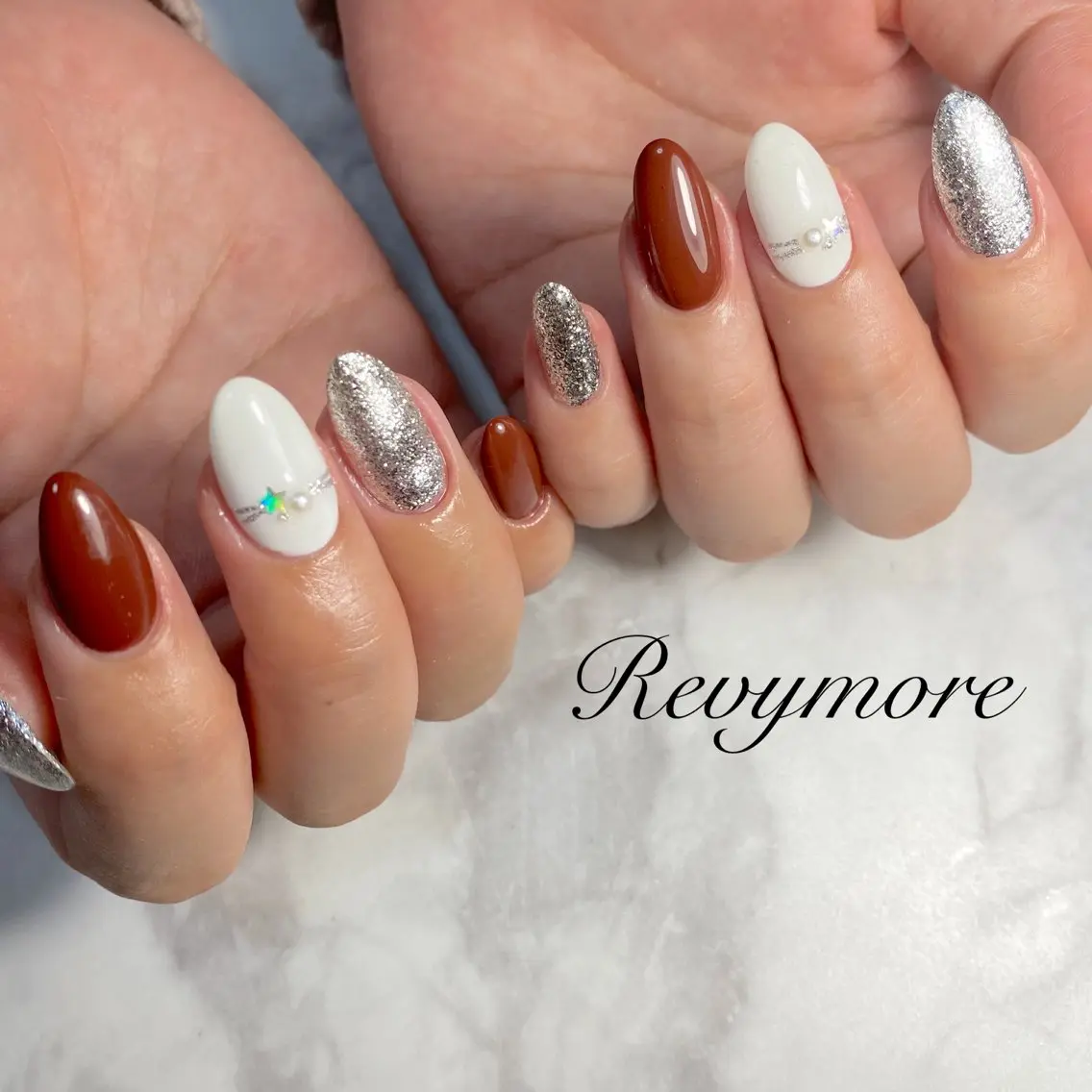 ネイル ボルドー ジェルネイル キラキラネイル 韓国ネイル ニュアンスネイル nail salon Revymoreのネイルデザイン
