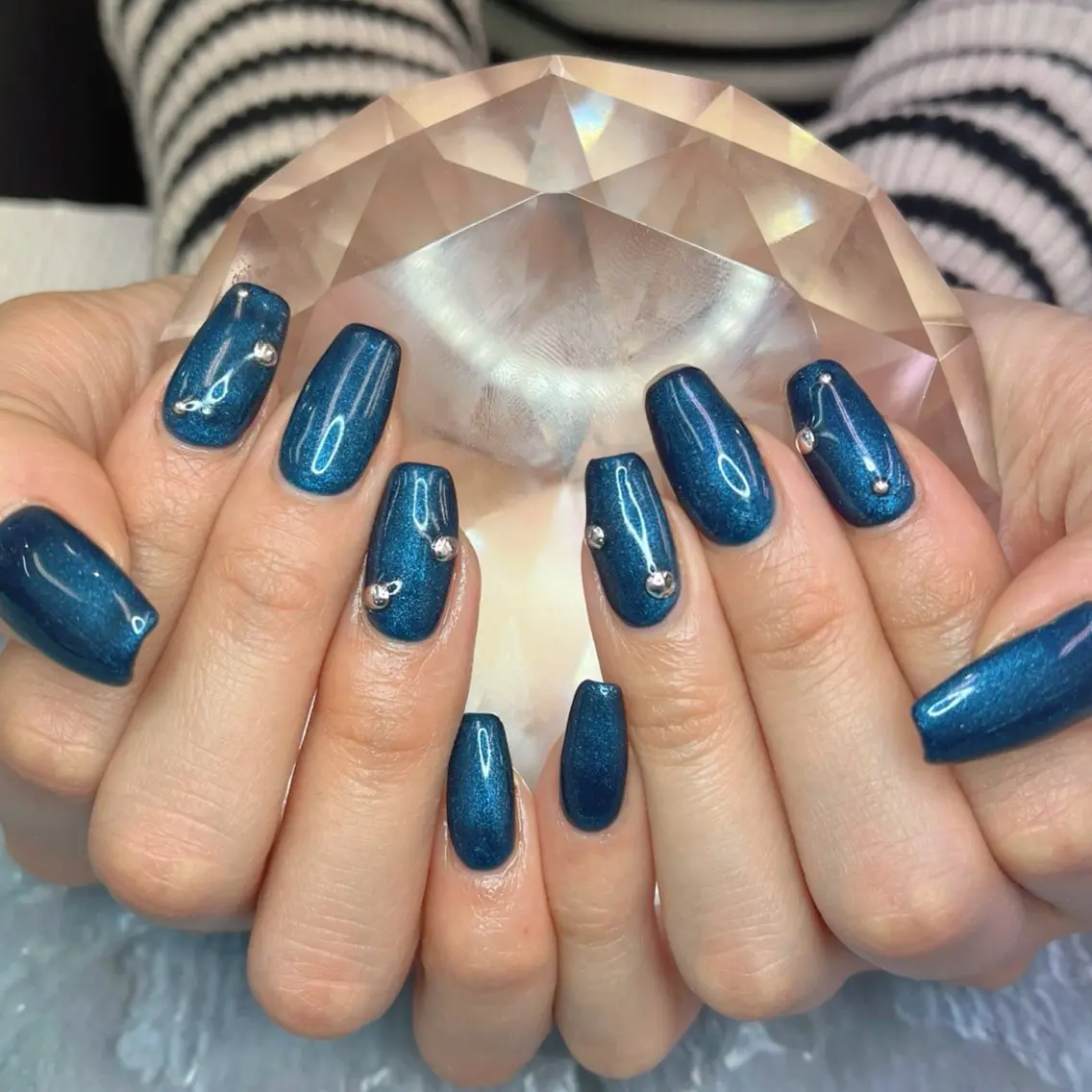 ネイル ネイビー ワンカラーネイル ストーンネイル 冬ネイル BlueDaisy 栄本店のネイルデザイン