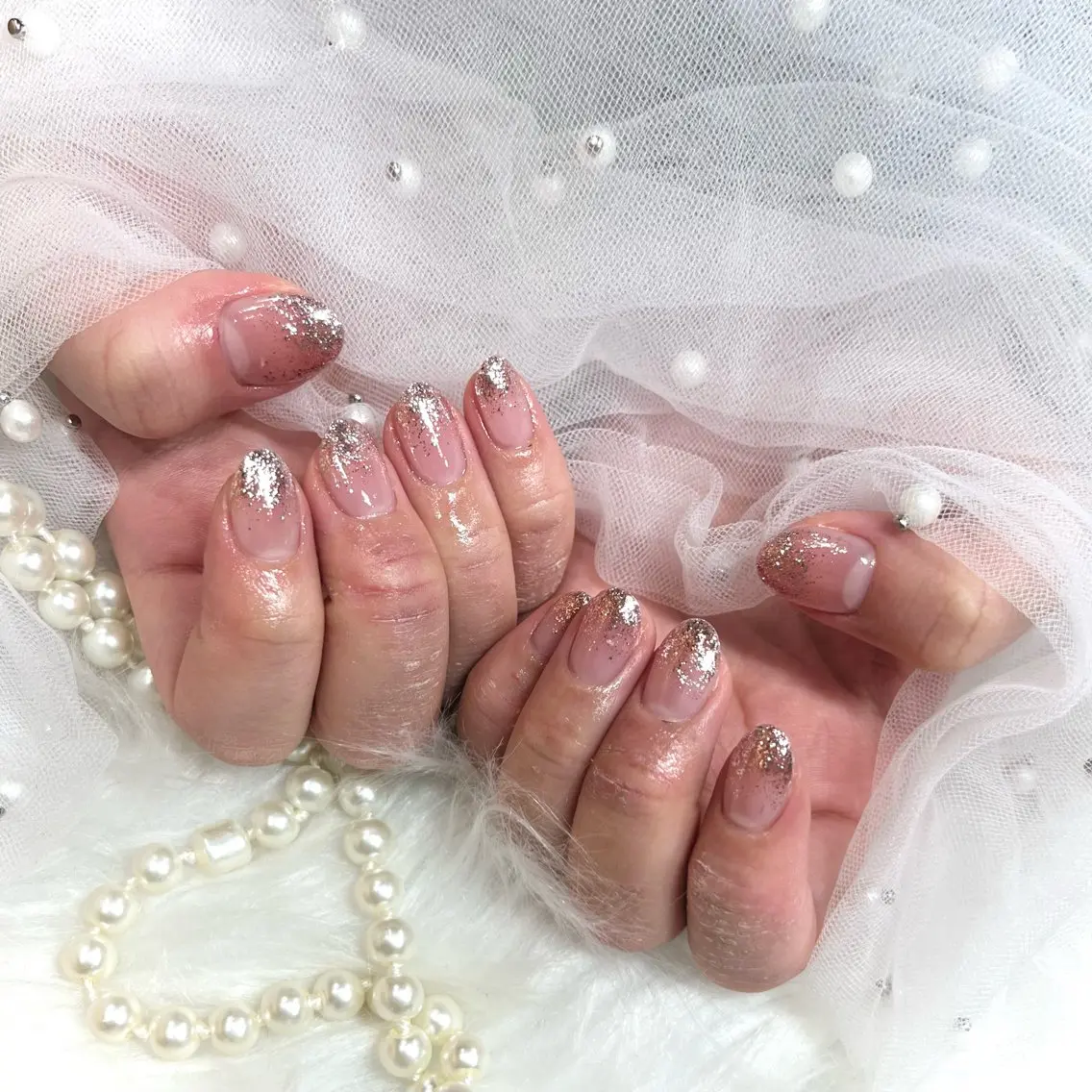 ネイル グラデーション ラメ(グリッター) ラメグラデーション シルバー Zir nail🪽 Otohaのネイルデザイン