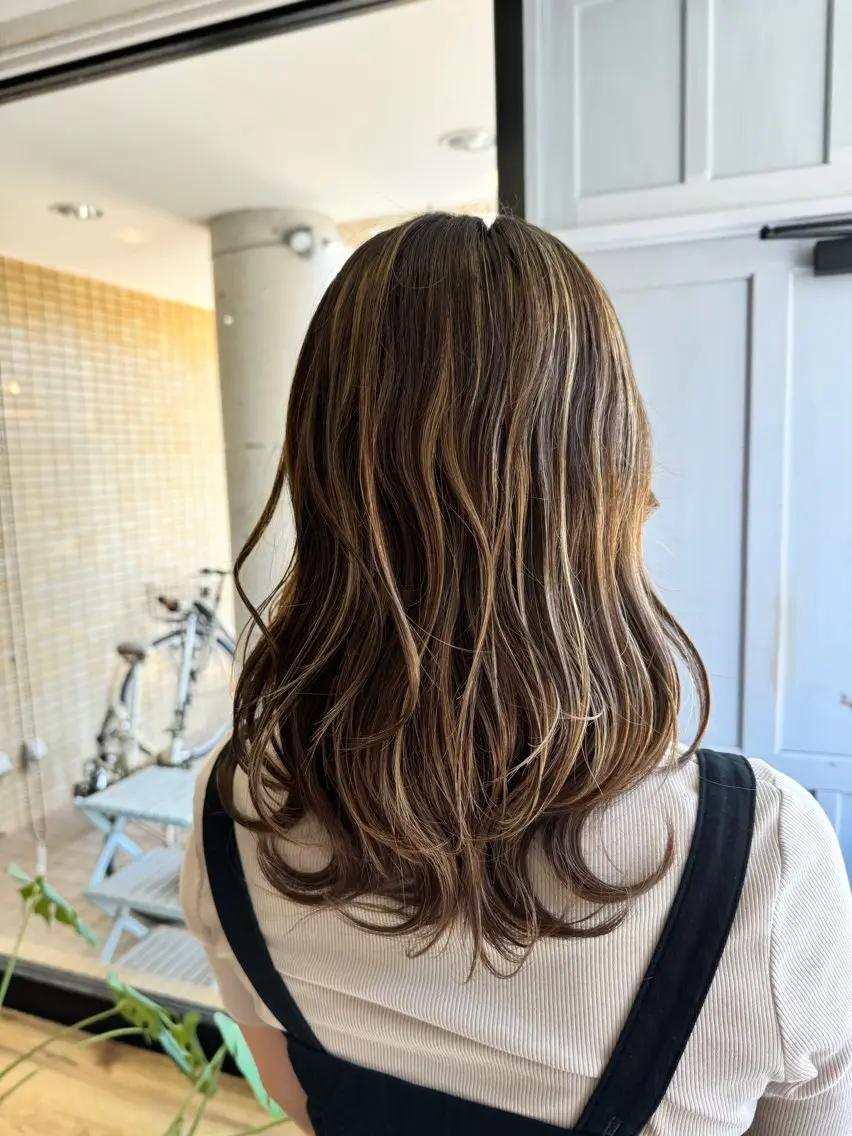 ロング カラー アッシュ ベージュカラー ハイライトカラー ハイライト ヘアカラー トリートメント ツキダテ ユイのヘアスタイル