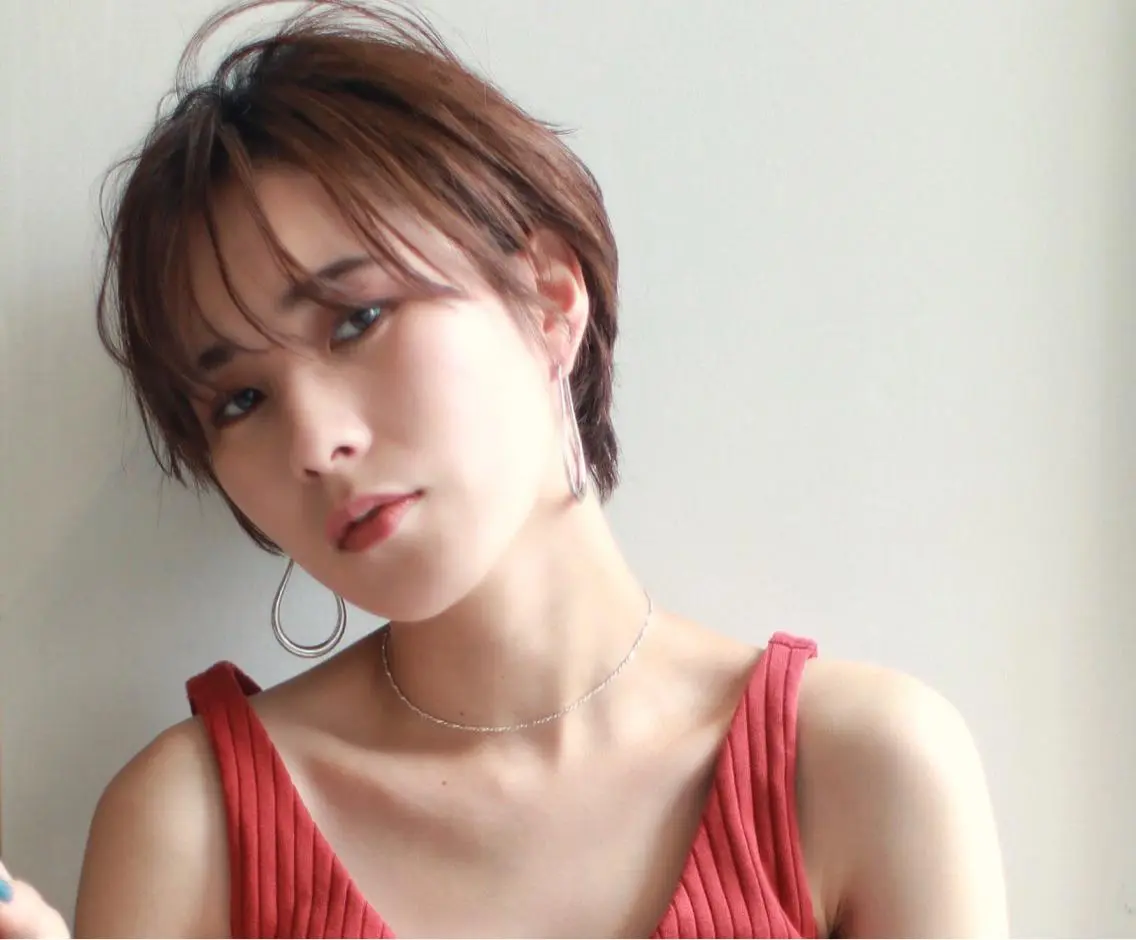 ショート カラー コバヤシ リョウのヘアスタイル