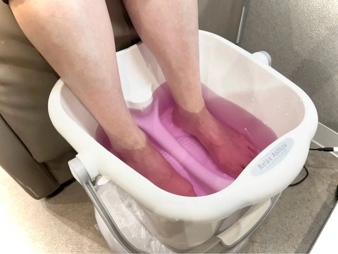 角質ケア付きでうるつや仕上がり♪選べる香りのウォーターフットケア(指先甘皮ケア+ファイリング+足裏角質ケア)の写真