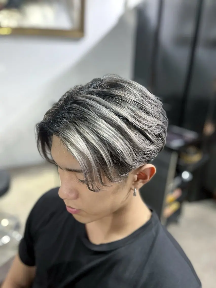 ショート レイヤーカット 山影✨バレイヤージュ ハイライト✨メンズ◎のヘアスタイル