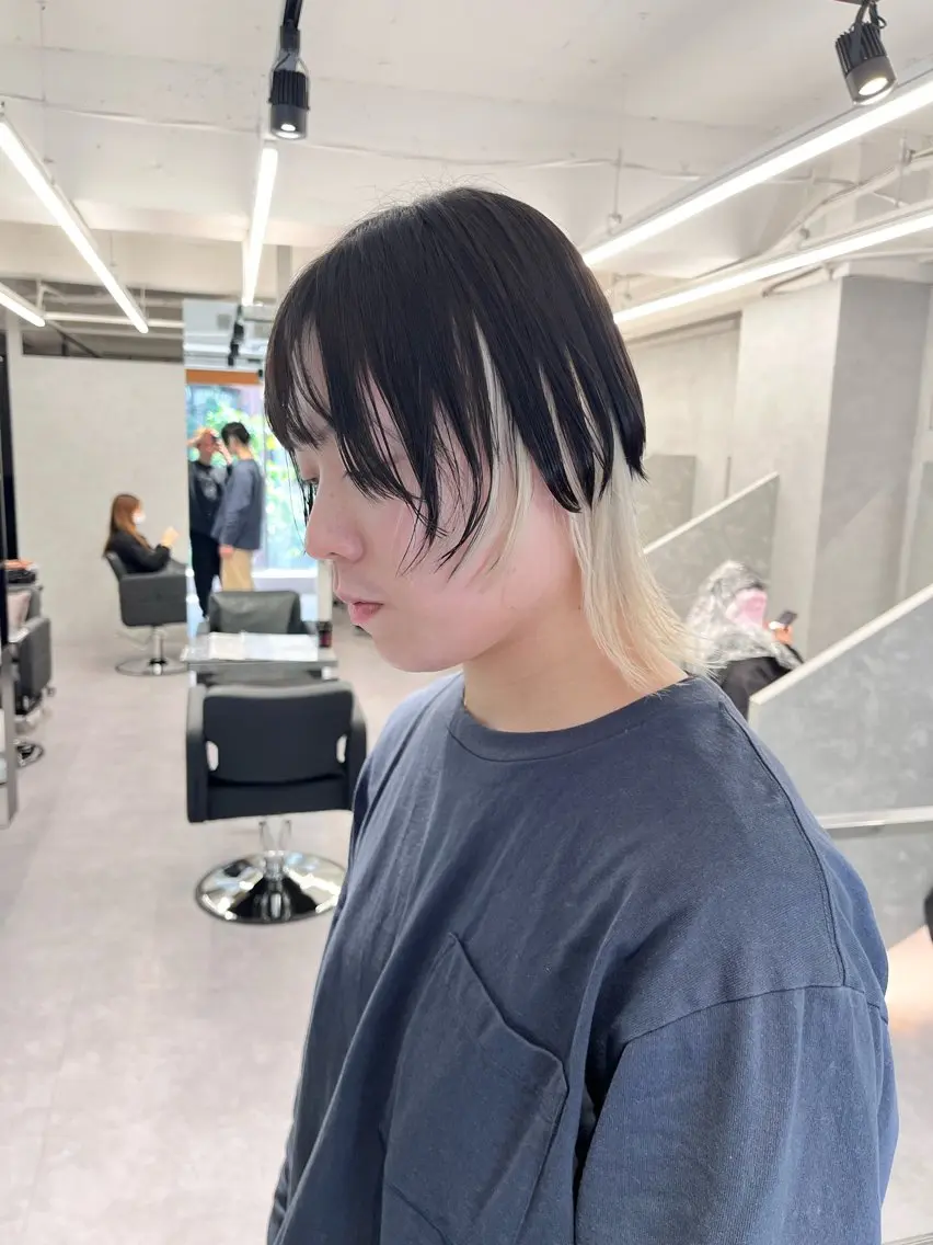 ショート カラー メンズ 前下がりボブ メンズハイトーン メンズインナーカラー メンズウルフカット デザインカラー デザインカラー 小西勇次のヘアスタイル