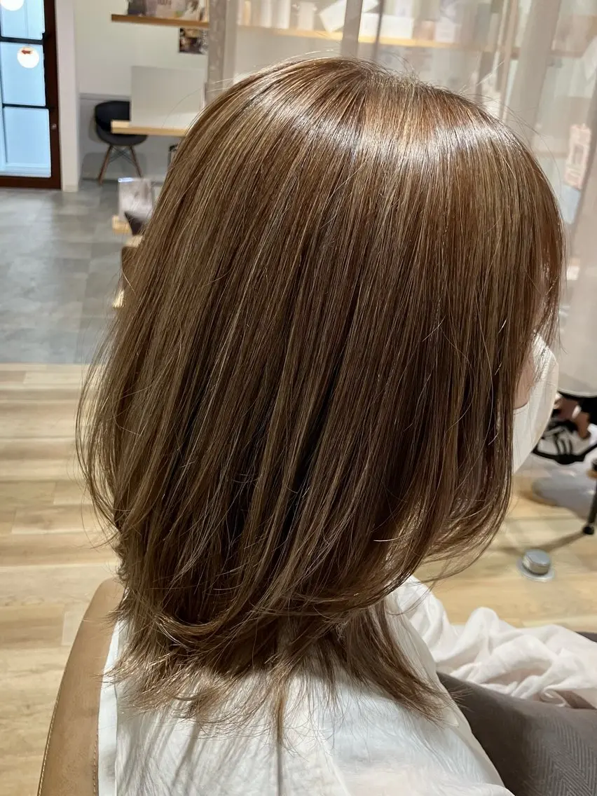 ミディアム ハイライト 横山 麻衣子のヘアスタイル
