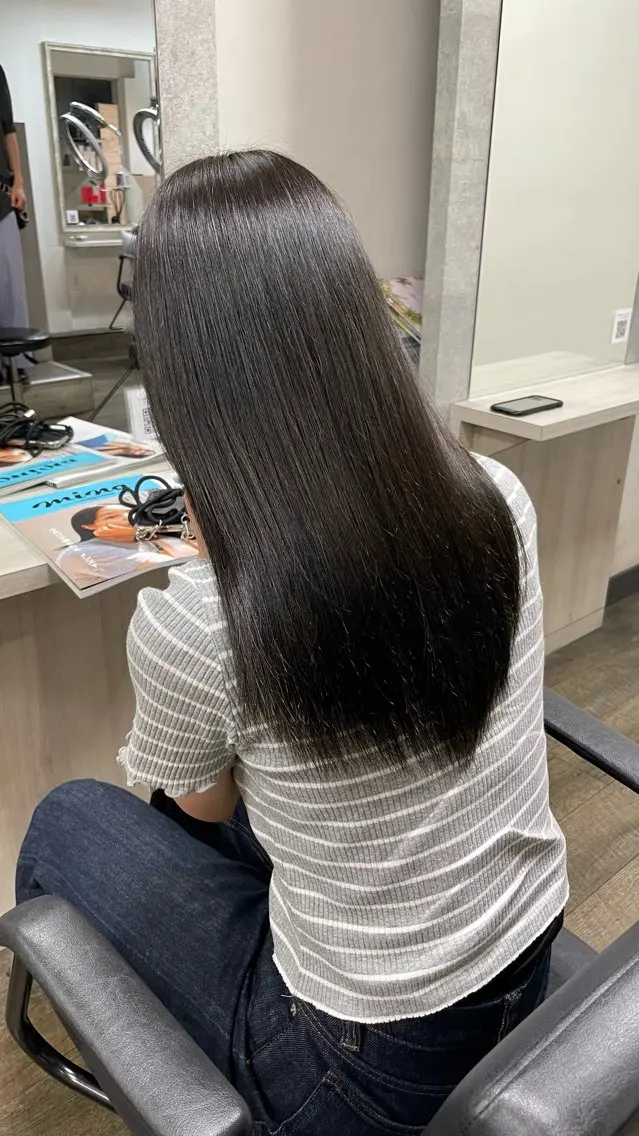 ロング カラー 黒髪 ブルーカラー ブルーブラック 檜谷 晴　顔周りカットのヘアスタイル
