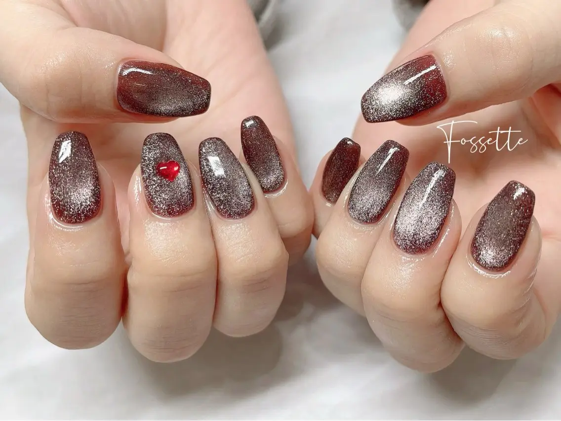 ネイル ブラウン ハート キラキラネイル マグネットネイル バレンタイン ハンドネイル nailsalon Fossetteのネイルデザイン