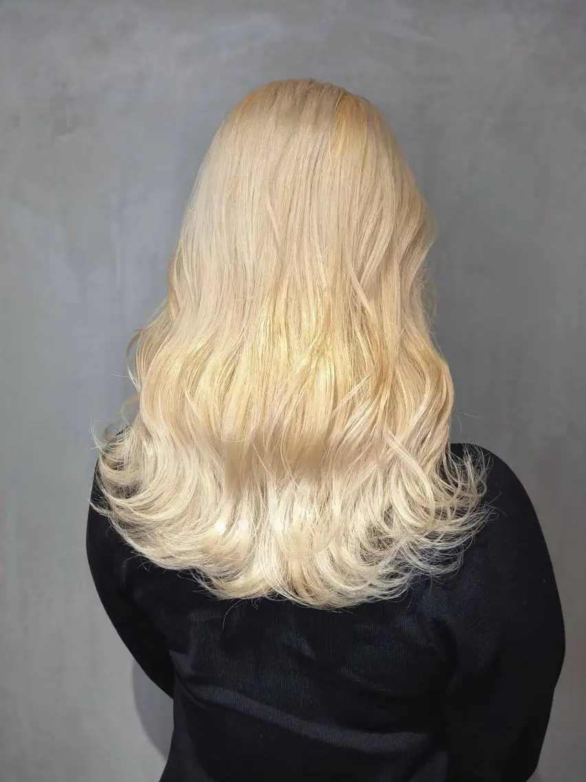 セミロング カラー ブリーチ ブロンド ヘアカラー Emma/レイヤー /柔らかカラーのヘアスタイル