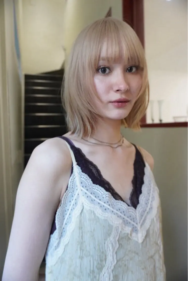 セミロング カラー ベージュカラー ブリーチ ケアブリーチ ハイトーンカラー ハイトーンベージュ カット ヘアカラー トリートメント ハイトーン/デザイン 小林美咲のヘアスタイル