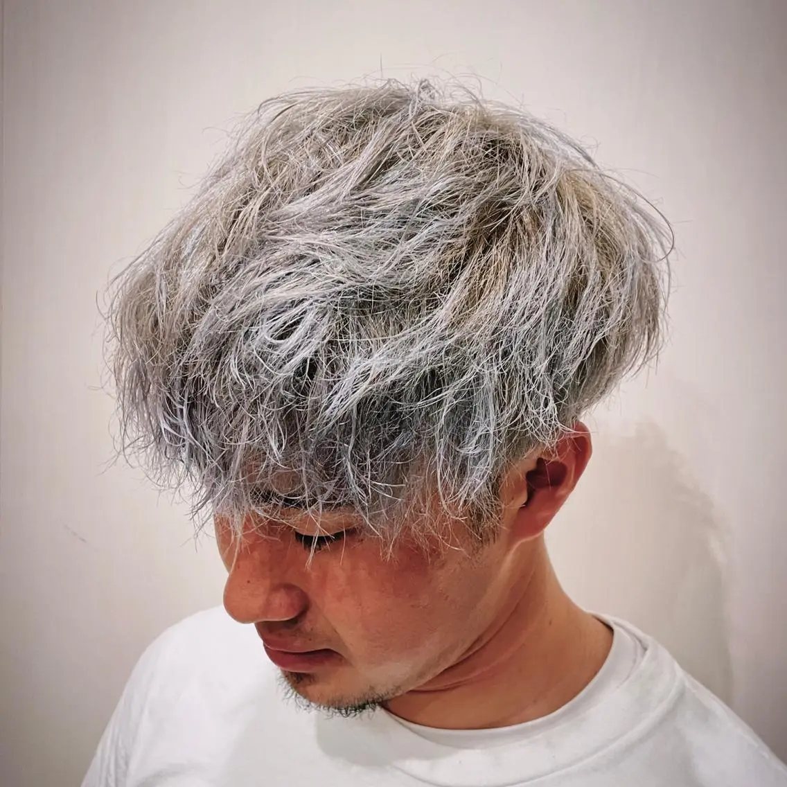 ショート カラー メンズ シルバー ホワイトシルバー 新宿メンズヘア 原田睦人のヘアスタイル