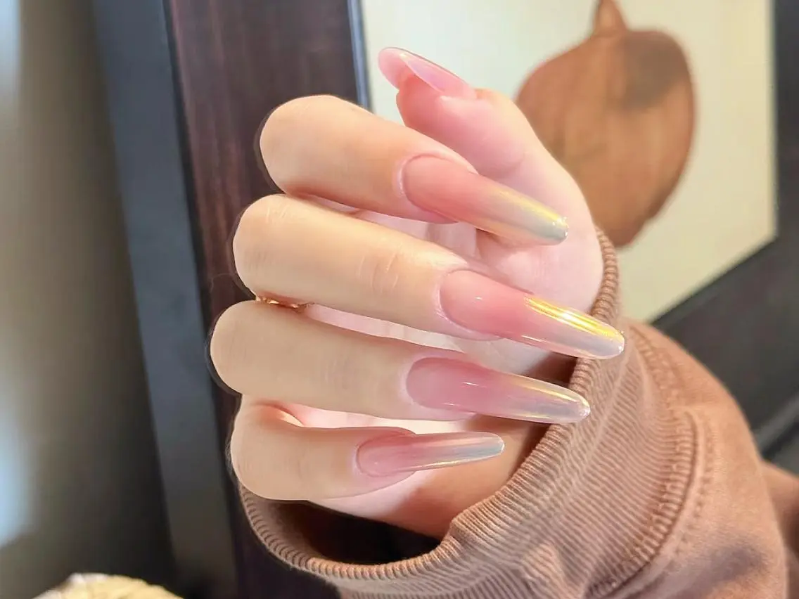 ネイル アートネイル ジェルネイル ガーリー ホログラムネイル ミディアムネイル ハンドネイル ハンドケア 🎀Momo 🎀のネイルデザイン