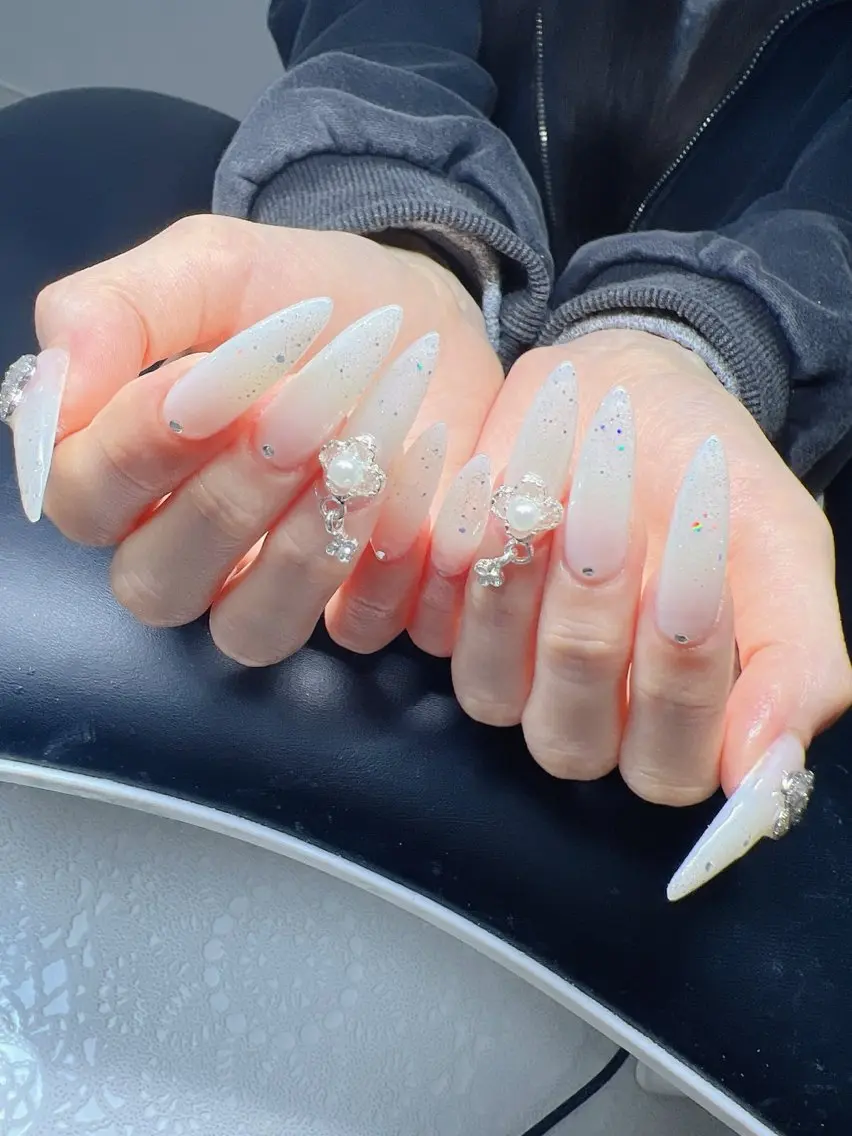 ネイル 長さ出し グラデーション 卒業式 キラキラネイル マグネットネイル Lee Nailsのネイルデザイン