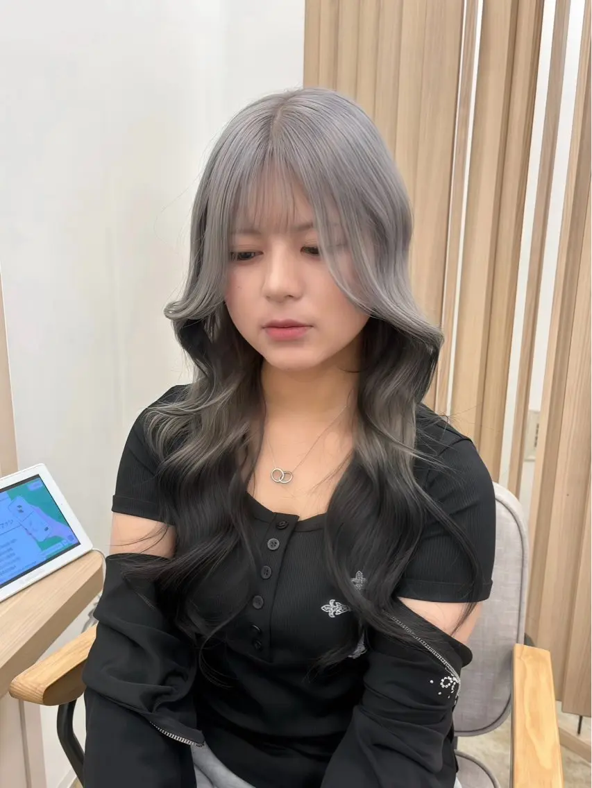 ロング カラー ブリーチ デザインカラー ハイトーンカラー ヘアカラー トリートメント アオリ/韓国風 ハイトーン/レイヤーのヘアスタイル