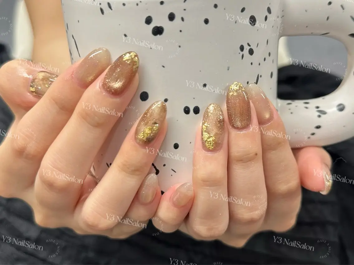 ネイル ブラウン ゴールド キラキラネイル マグネットネイル オフィスネイル ハンドネイル Y3 NailSalonのネイルデザイン