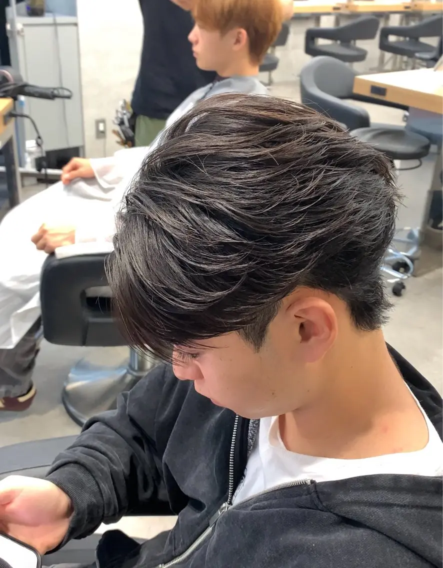 ミディアム パーマ ヘアアレンジ メンズ ミディアムパーマ メンズパーマ メンズツイストパーマ 波巻きパーマ ツイストパーマ 🔥ニュアンス フェザー小林海斗🔥のヘアスタイル