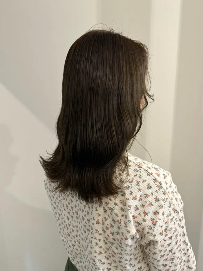 ロング カラー ベージュカラー オリーブベージュ 内沼 恵留菜のヘアスタイル