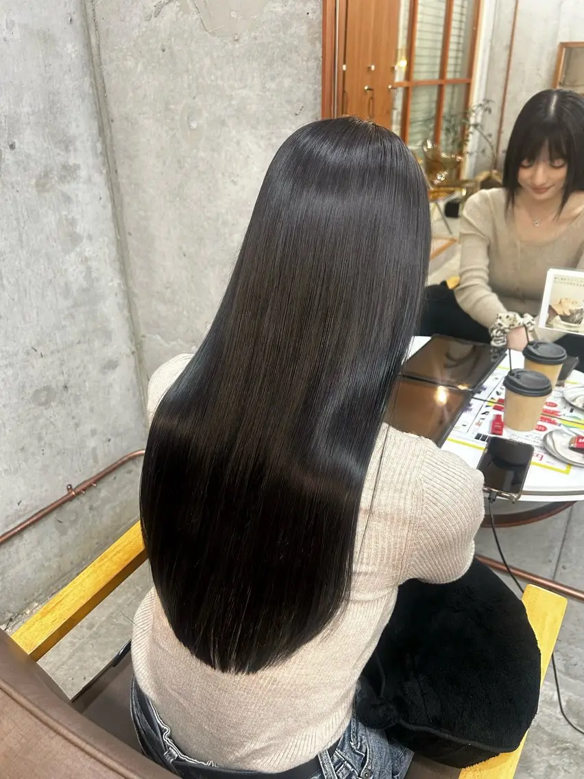 ロング カラー ブリーチ 透明感カラー ダークグレー ダークグレージュ グレージュ ヘアカラー 顔周りレイヤー/ ふわあいりのヘアスタイル