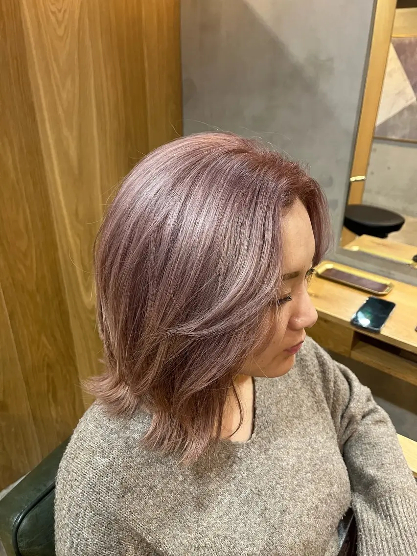 ミディアム ボブ レイヤーカット 外ハネヘア ヘアカラー パーマ／ハイトーン／ 顔周りakaneのヘアスタイル