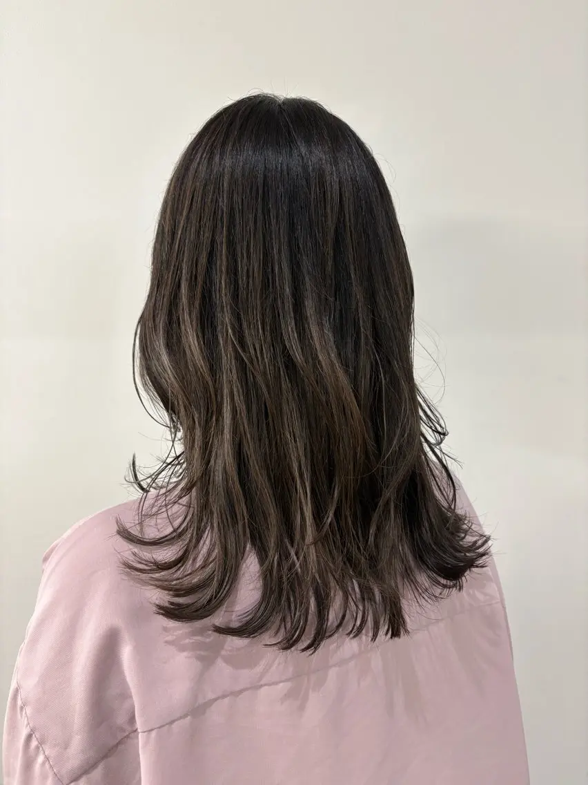ミディアム くびれヘア レイヤーカット 山西 真奈のヘアスタイル