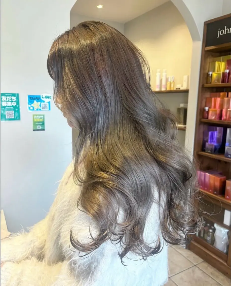 ロング シアーベージュ ヘアカラー ブリーチなしWカラー /SACHIKAのヘアスタイル