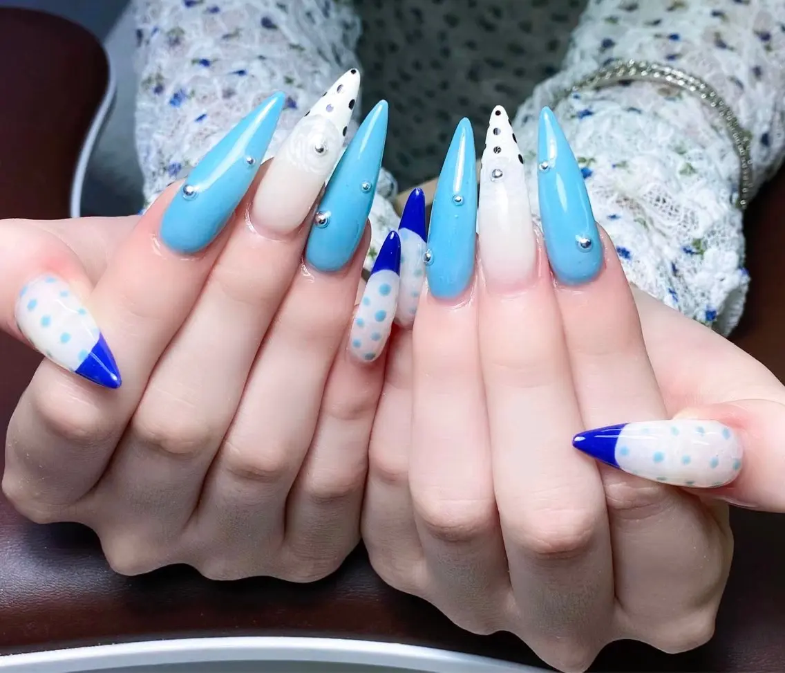 ネイル フラワーネイル フレンチネイル ガーリー キラキラネイル 韓国ネイル ねね🎀 Melia nailのネイルデザイン