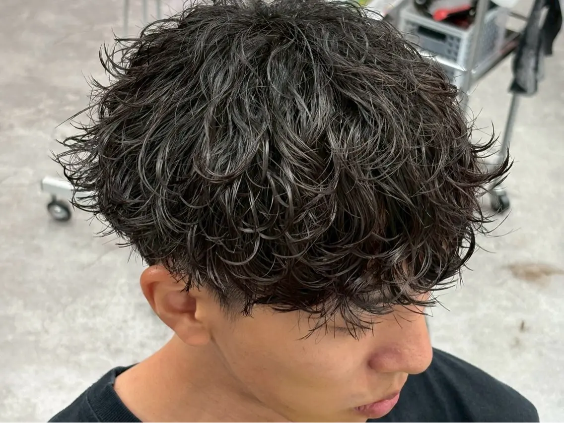 パーマ メンズ フェザーパーマ メンズハイトーン メンズパーマ シャドーパーマ ツイストスパイラルパーマ カット パーマ 🔥メンズ職人🔥 ✂️加瀬澤駿✂️のヘアスタイル