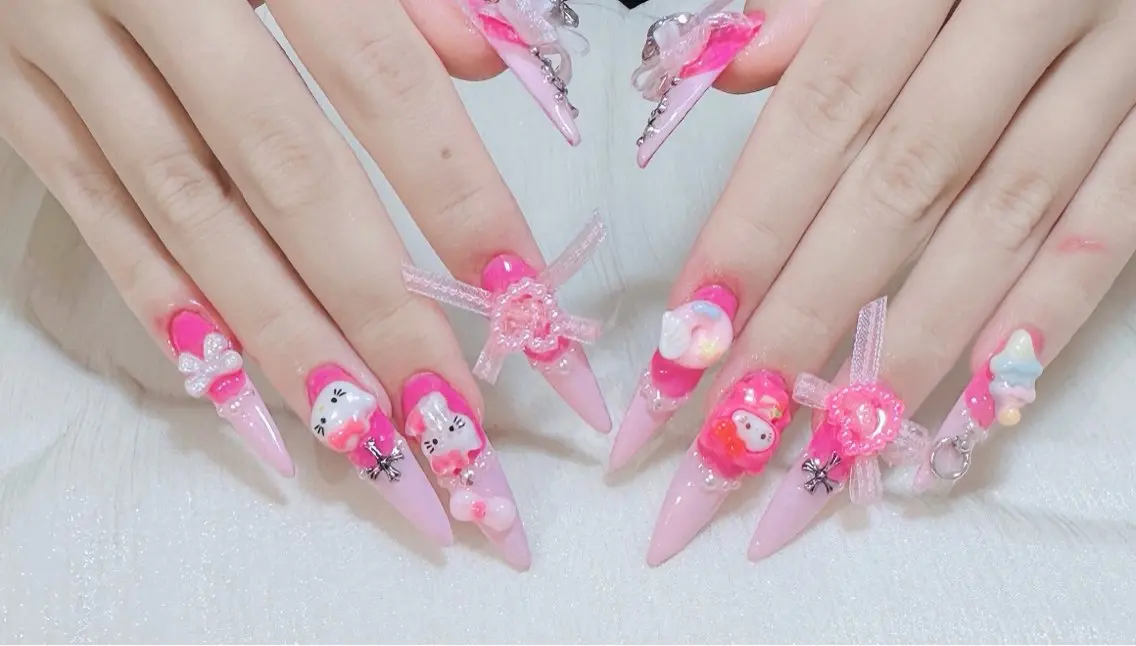 ネイル アートネイル オーロラネイル ガーリー キラキラネイル 韓国ネイル ハンドネイル Mio NailsalonUのネイルデザイン