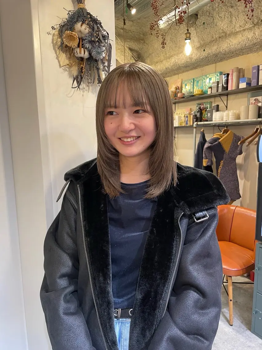 セミロング カラー グレージュ カット ヘアカラー トリートメント 狩野 羅夢のヘアスタイル