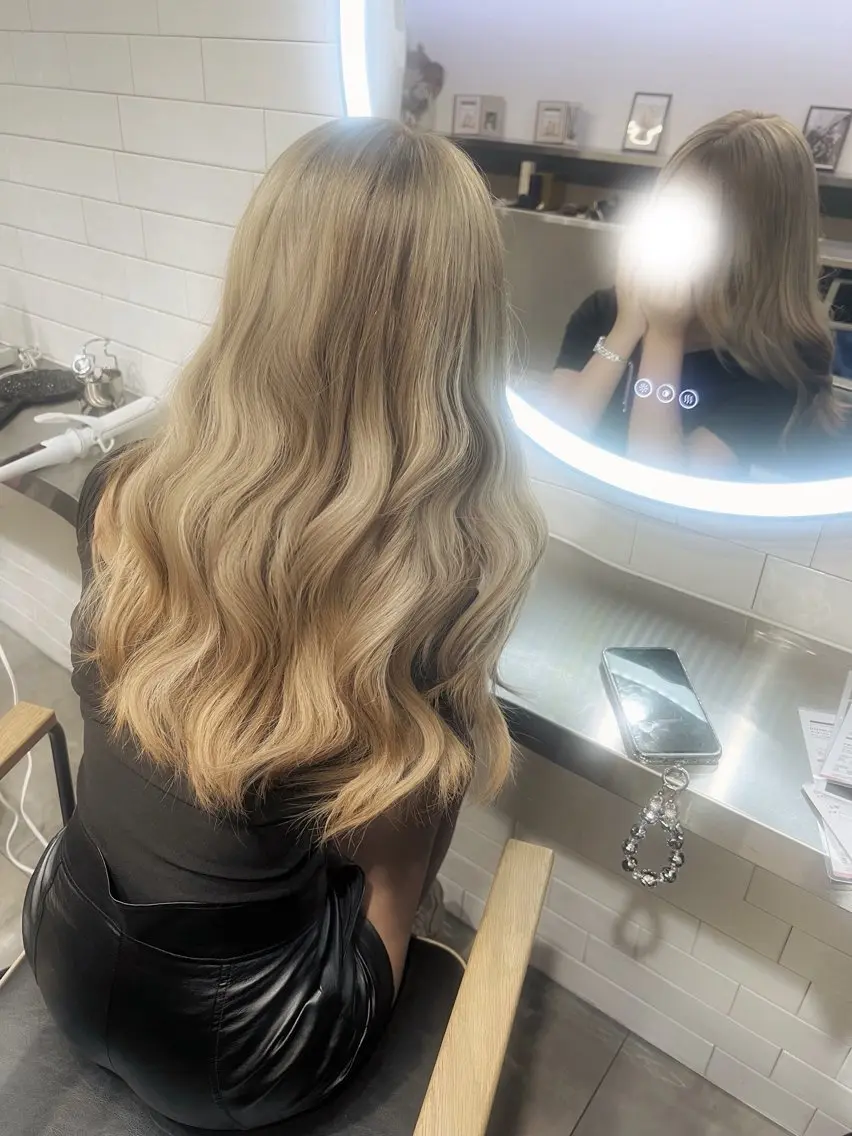 カット+黒染め剥がし+ケアブリーチカラー+トリートメント🌸🥰✨の写真