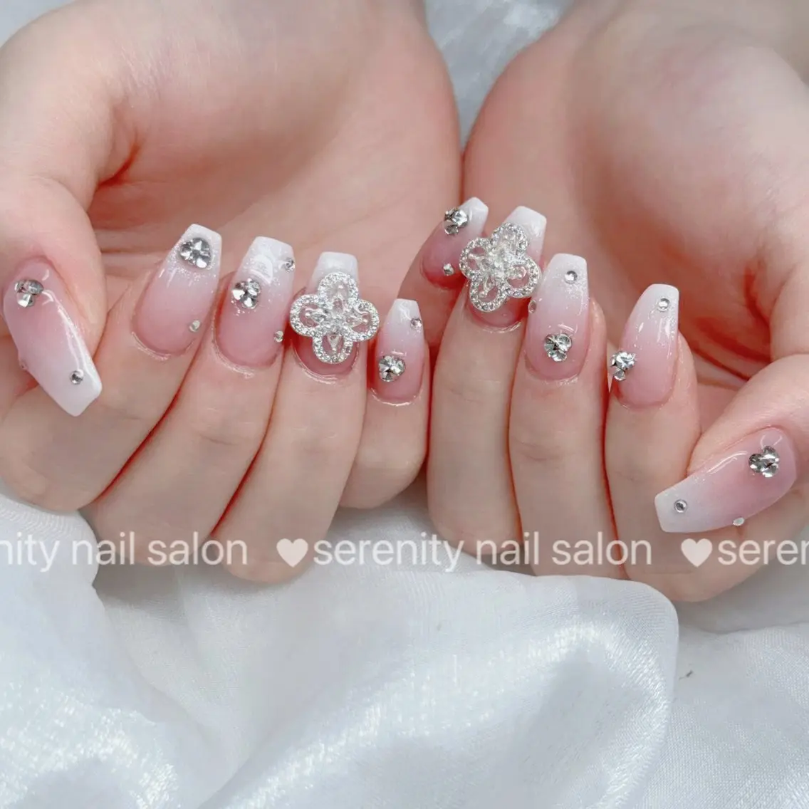ネイル チークネイル 長さ出し フレンチネイル ジェルネイル キラキラネイル ハンドネイル ハンドケア ✨Serenity Nail salonのネイルデザイン