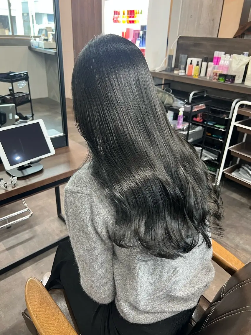 ロング カラー 黒髪 ヘアカラー トリートメント LE Nのヘアスタイル
