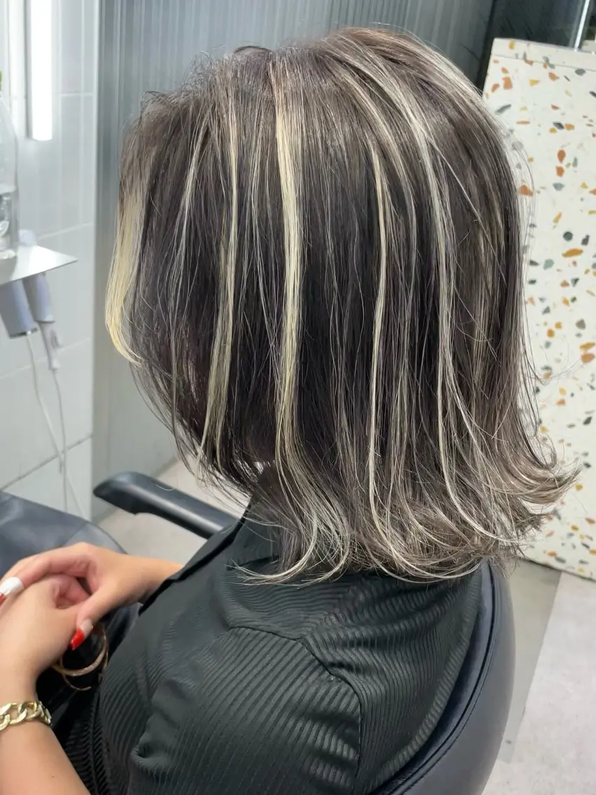 ミディアム カラー バレイヤージュ ベージュカラー グレージュ ハイライトカラー ミルクティーベージュ カット ヘアカラー トリートメント 表参道/ハイライト バレイヤージュのヘアスタイル