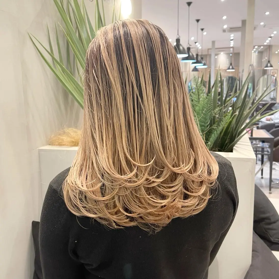 ミディアム カラー ヘアアレンジ バレイヤージュ デザインカラー ハイライトカラー 外国人風カラー ハイライト カット ヘアカラー トリートメント アンドウ ユウ/ レイヤーカット/韓国のヘアスタイル