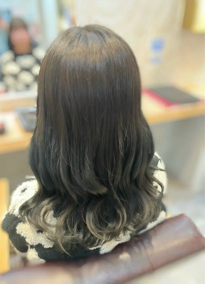 ミディアム カラー グレージュ オリーブグレージュ オリーブグレー 内山涼香 【縮毛矯正✨】のヘアスタイル