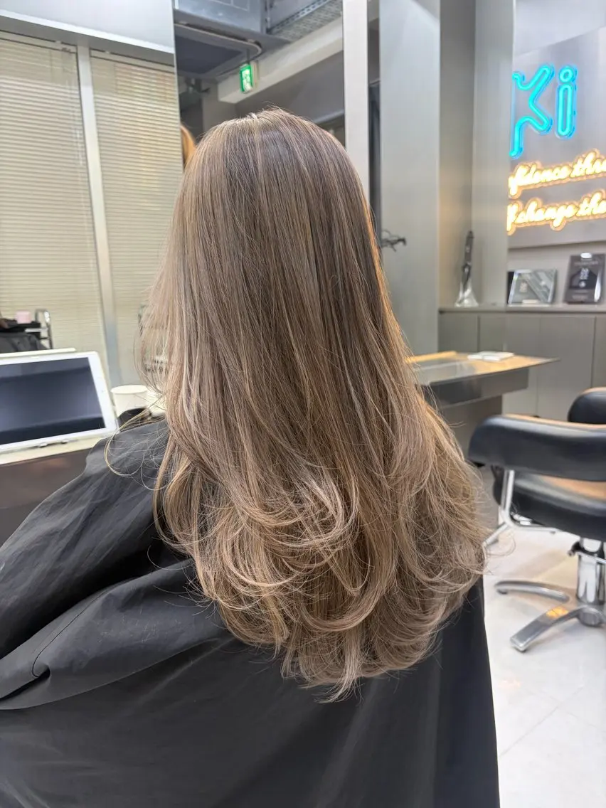 ロング レイヤーカット 🫧バレイヤージュ/ ハイトーン/ミズキのヘアスタイル