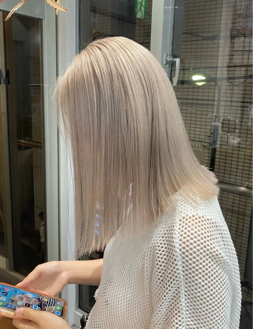 ミディアム カラー 切りっぱなしボブ ベージュカラー ハイトーンカラー ミルクティーベージュ ホワイトベージュ ヘアカラー .. meiのヘアスタイル