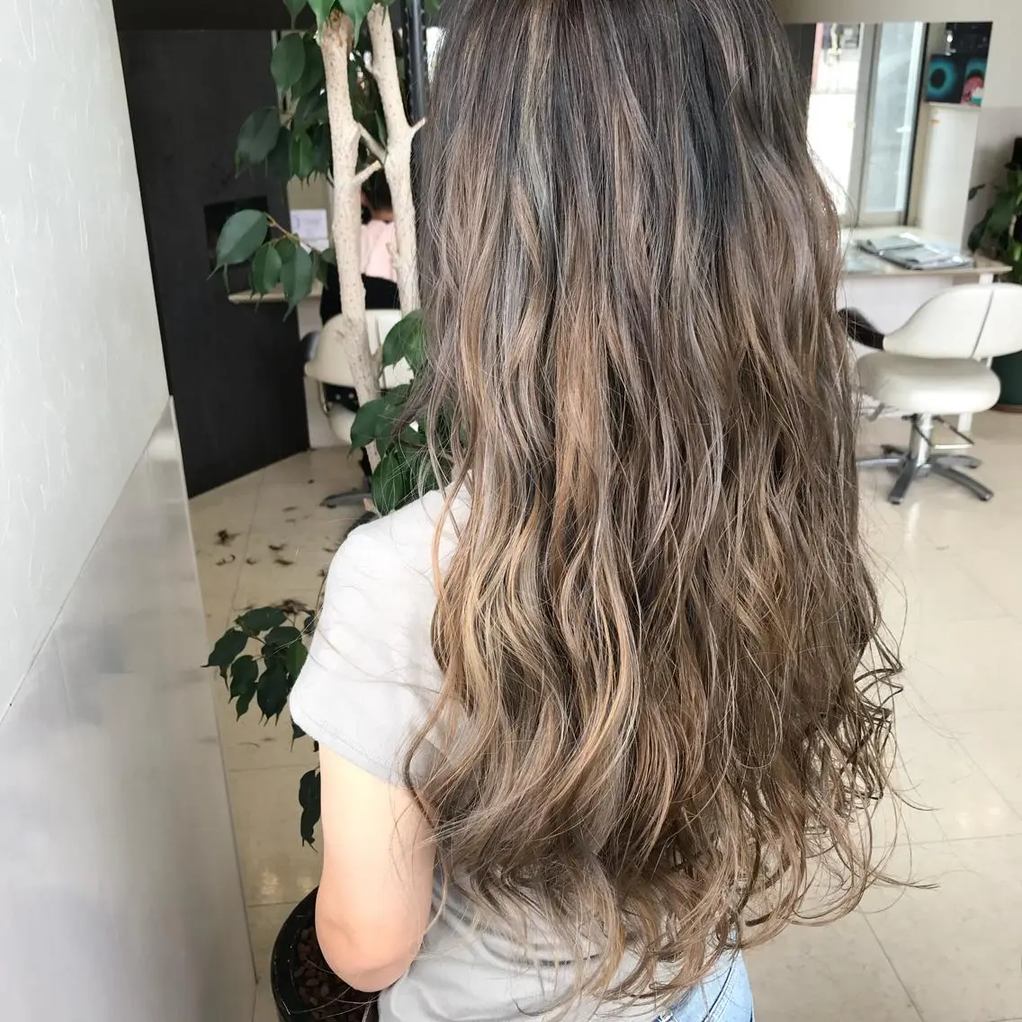 ロング カラー ベージュカラー ブリーチ ハイライトカラー ミルクティーベージュ ブリーチなしカラー カット ヘアカラー Oopsレイヤー 加藤澄都のヘアスタイル