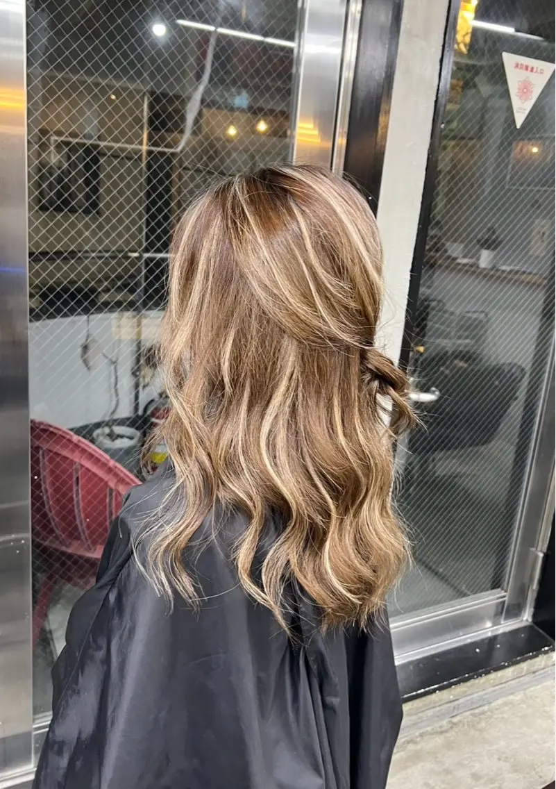 セミロング カラー ヘアアレンジ ベージュカラー ハイライトカラー ハイライト ヘアカラー トリートメント 指名数No.1 /NAOYAのヘアスタイル